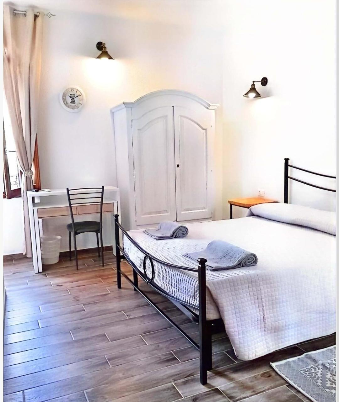 La Plaza Hotel Ollolai Bagian luar foto