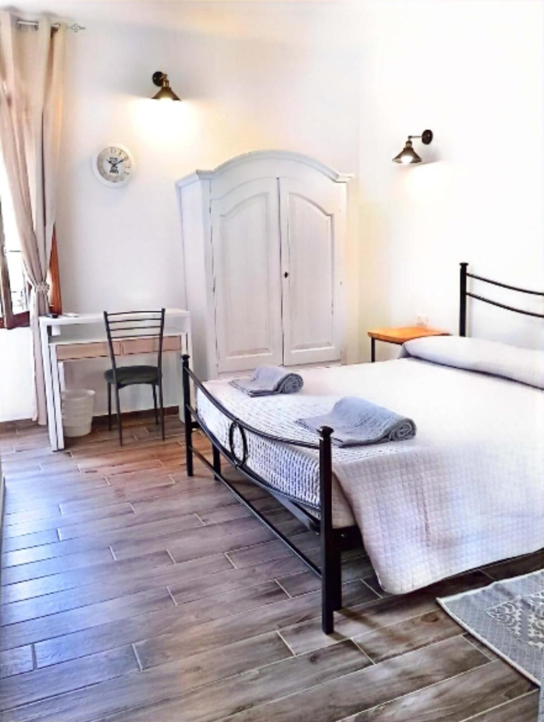 La Plaza Hotel Ollolai Bagian luar foto