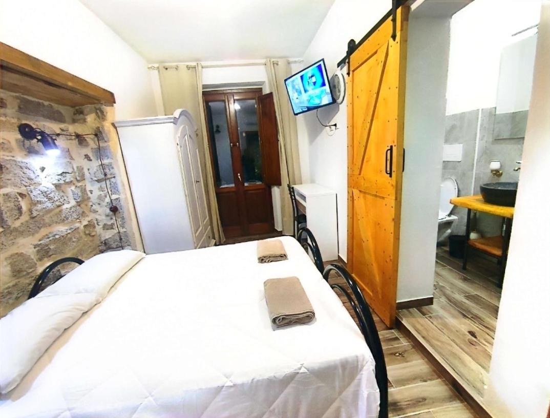 La Plaza Hotel Ollolai Bagian luar foto